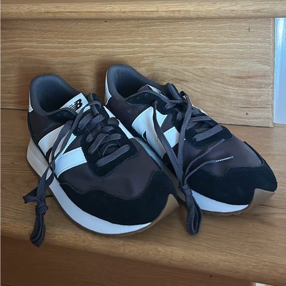 New Balance
Women's 237 Core Casual Sneakers NEW women’s 11 men’s 9.5 - Picture 6 of 7